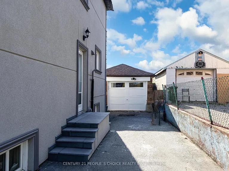 Luxury Custom-Built Detached Home with Income-Generating Basement – Near Bluff Beach - Image 14